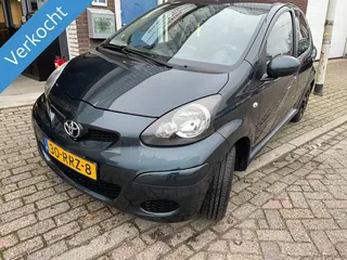 Toyota Aygo NETTE AYGO NAVI&amp;AIRCO&amp;APK&amp;LEERBEK...