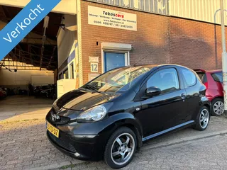Toyota Aygo 1.0-12V AIRCO&amp;JAAR APK&amp;ELEK. RAMEN&amp;LAGE KM NAP!!